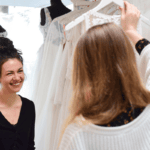 Anprobe zeigt Kleid