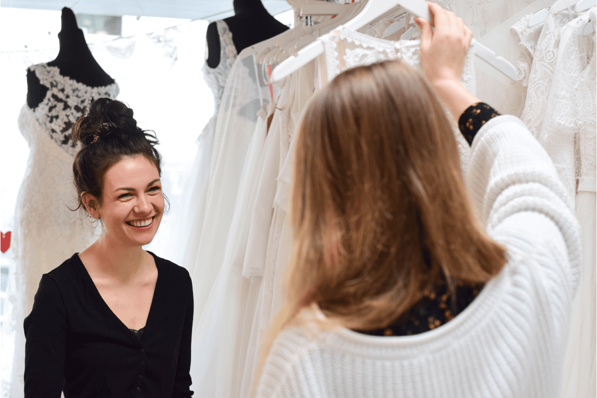 Anprobe zeigt Kleid
